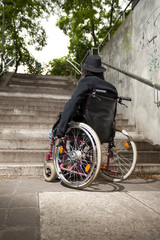 Rollstuhlfahrer vor Treppe II