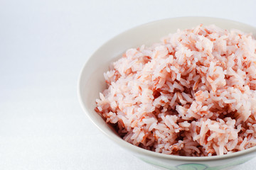 Fototapeta na wymiar Brown rice in a bowl, isolated background.
