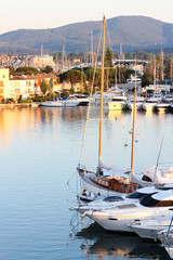 Fototapeta na wymiar Segelboote und Yachten im Hafen von Port Grimaud, Côte d’Azur / Frankreich