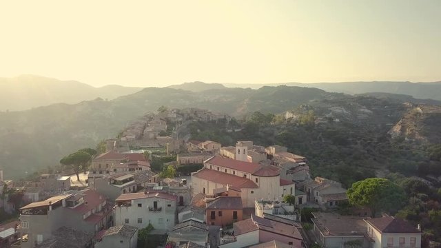 Piccolo borgo cittadino in cima a una montagna vista aerea