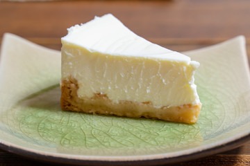 陶器の皿の上に置かれた、チーズケーキ