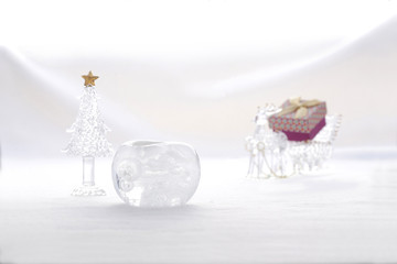 ガラスのクリスマスオーナメントと白い背景