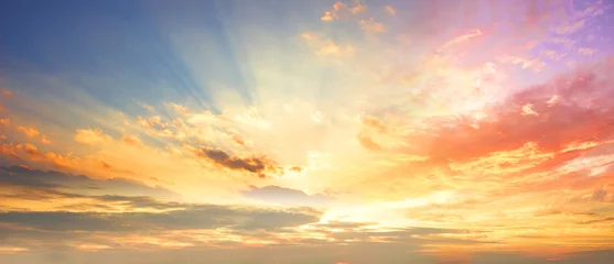 Selbstklebende Fototapete Dämmerung Himmlisches Weltkonzept: Sonnenuntergang / Sonnenaufgang mit Wolken