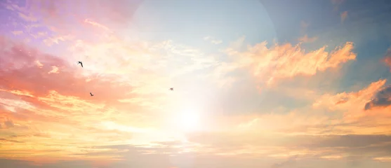 Zelfklevend Fotobehang Ochtendgloren Celestial World-concept: zonsondergang / zonsopgang met wolken