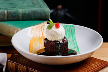 Dublin beer cake made of chocolate biscuit and walnut (served with a vanilla ice cream ball and chocolate-beer sauce).