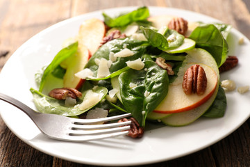 spinach, pecan and apple salad
