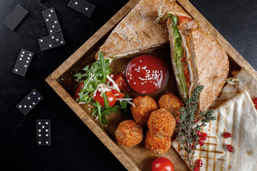 Sandwich with chicken, quesadilla with mushrooms, potato croquettes and fresh vegetable salad.