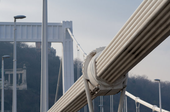 Massive Träger aus Stahl als Bauteil der Elisabethbrücke (Erzsébet híd) über die Donau in Budapest 