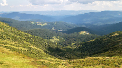 Obraz premium View of the mountains from a bird's eye view