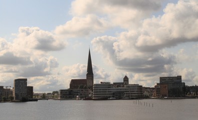 Fototapeta na wymiar Altstadtsilhouette der Hansestadt Rostock (Petrikirche in der Bildmitte)