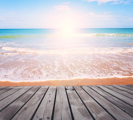 Fototapety  Piaszczysta plaża w jasny słoneczny poranek z drewnianym chodnikiem. Tropikalny kurort