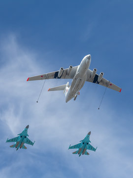 The IL-78 simulates refueling two Su-34.