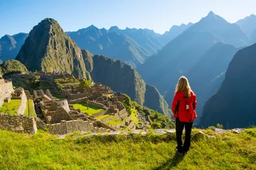 Crédence de cuisine en verre imprimé Machu Picchu Woman looking at Machu Picchu at sunrise