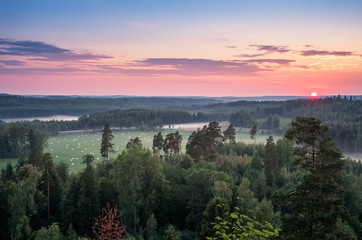 Obrazy na Szkle  Krajobraz z dużym kątem widzenia z zachodem słońca i wieczornym światłem latem w Finlandii