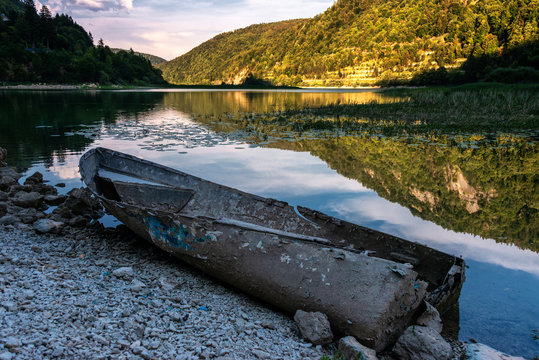 Bootswrack am Seeufer