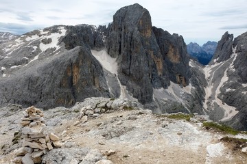 Fototapeta na wymiar paesaggio montagna natura cime neve rocce pietre cielo azzurro nubi alpi