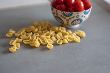 Pasta tipo conchiglie e pomodorini rossi