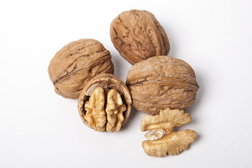 bütün ve kırılmış ceviz