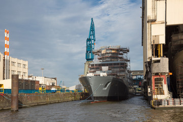 Hafenszene mit Schiff in Reparatur  im Hamburger Hafen