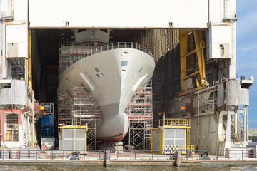 Restauriertes Schiff auf einer Werft