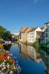 Bootsanleger auf einem Kanal in der Altstadt von Strassbour im Elsaß