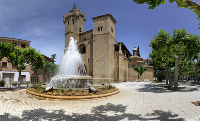 Obraz premium The Iglesia de San Salvaro romanic church in Ejea de los Caballeros, Aragon, Spain