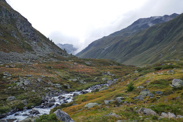 Fototapeta na wymiar Gebirge mit Bach am Scaletta Pass