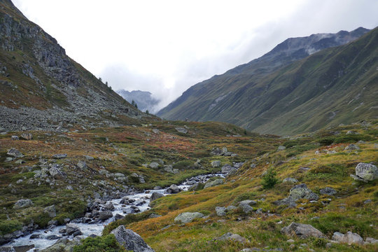 Gebirge mit Bach am Scaletta Pass
