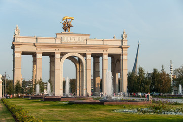 Fototapeta na wymiar The main entrance to VDNKh in Moscow