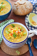 Bunte vegetarische Maissuppe