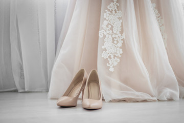 Beige shoes. Wedding Shoes. Bride shoes on heel. The bride's fees. Wedding decorations
