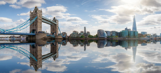 Die Skyline von London: von der Tower Bridge bis zur London Bridge mit Reflektionen in der Themse, Großbritannien