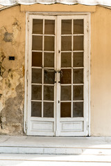 Fototapeta na wymiar alte verschlossene Tür