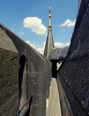 Wąskie przejście koło muru na wieży Bramy Prochowej w Pradze, doskonały punkt widokowy - obrazy, fototapety, plakaty