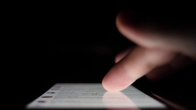 Fingers use a smartphone touch screen