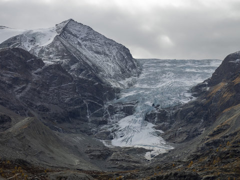 Suisse. Le barrage et le glacier de Moiry domin&eacute;s par le massif du Grand Cornier