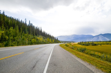 秋のカナディアンロッキー　ジャスパーを走るトランス・カナダ・ハイウェイ（カナダ・アルバータ州）
