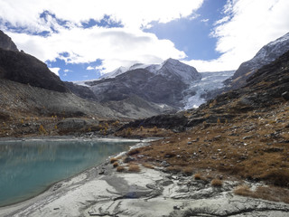 Fototapeta na wymiar Le val d'Anniviers dans les Alpes valaisannes en Suisse. Le barrage et le glacier de Moiry dominés par le massif du Grand Cornier