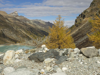 Le val d'Anniviers dans les Alpes valaisannes en Suisse. Le barrage et le glacier de Moiry dominés par le massif du Grand Cornier