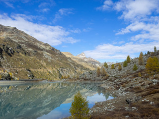 Naklejka na ściany i meble Le val d'Anniviers dans les Alpes valaisannes en Suisse. Le barrage et le glacier de Moiry dominés par le massif du Grand Cornier