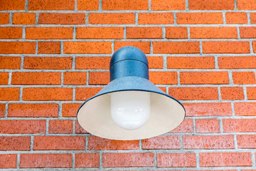 Obraz na płótnie Canvas Lamp pn brick wall