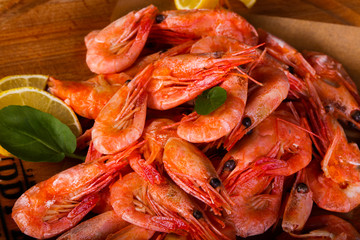 Boiled shrimps with lemon