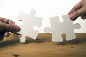 Puzzle und Hände