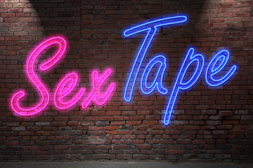 Leuchtreklame Sex Tape an Ziegelsteinmauer