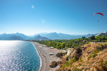 Naklejka premium Panoramiczny widok z lotu ptaka na wybrzeże Morza Śródziemnego i Antalya oraz plażę z paralotnią, Antalya, Turcja