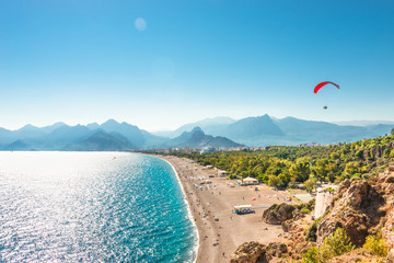 Fototapeta premium Panoramiczny widok z lotu ptaka na wybrzeże Morza Śródziemnego i Antalya oraz plażę z paralotnią, Antalya, Turcja