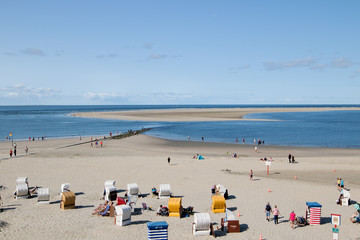 stand ansicht mit sandkörben und der see bei blauem himmel auf der nordseeinsel borkum deutschland fototgrafiert während einer sightseeing tour auf der nordseeinsel borkum mit weitwinkelobjektiv