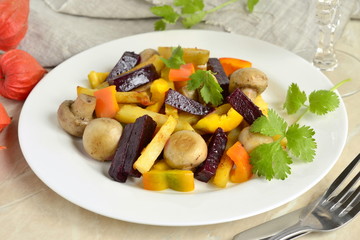Baked potatoes with mushrooms, peppers and beets