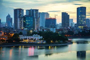 Fototapeta premium Widok z lotu ptaka panoramę Hanoi. Hanoi pejzaż miejski przy zmierzchem przy Hoang Cau jeziorem