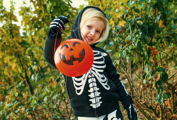 child showing Halloween pumpkin Jack O’Lantern basket © Alliance